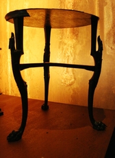Dreibeiniger-Tisch-Pompeji.jpg